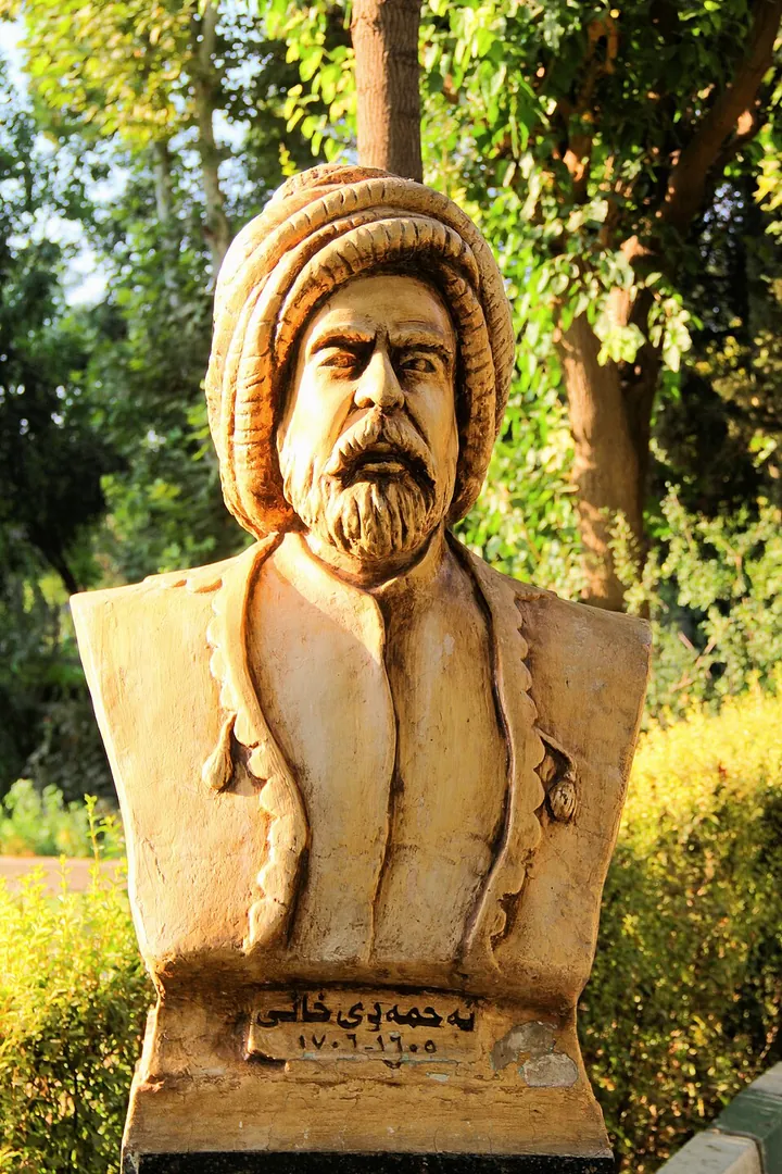 پەیکەری شاعیر و نووسەر ئەحمەدی خانی لە سلێمانی