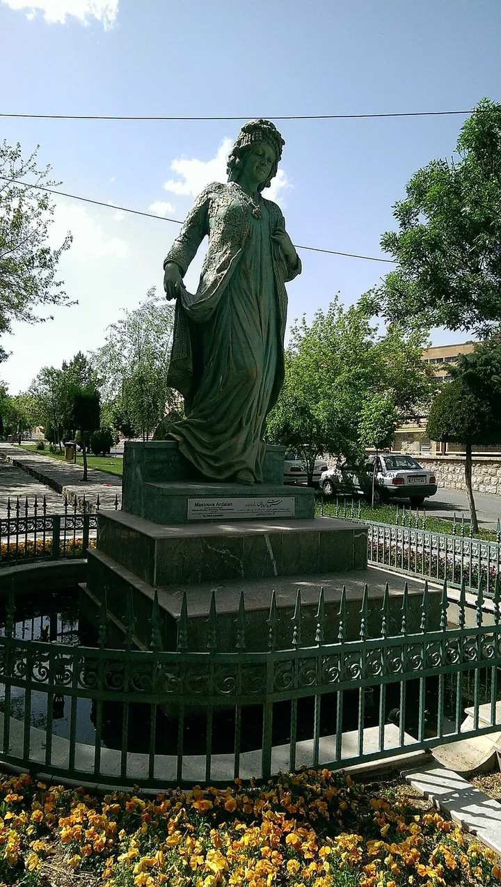 پەیکەری مەستوورەی ئەردەڵان لە سنە